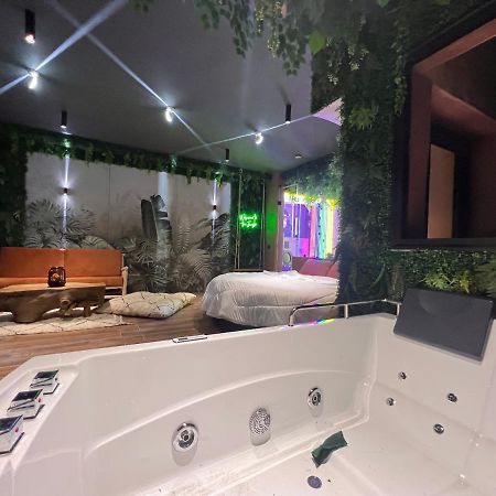 Jungle Au Centre De Marrakech Avec Jacuzzi ! Bed & Breakfast Маракеш Екстериор снимка